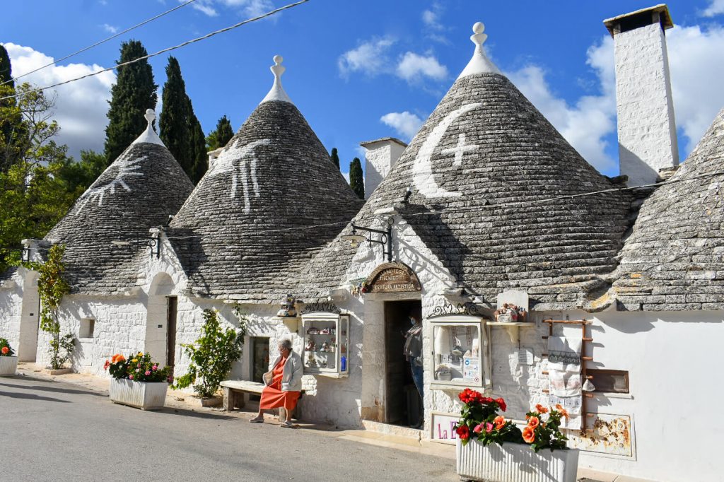 Trulli bij zonsondergang in de Valle d'Itria, Puglia