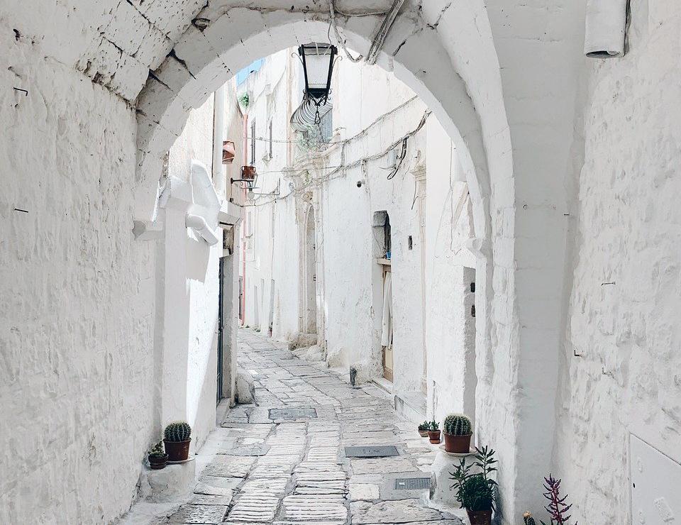 Ostuni, de witte stad, op haar heuvels in de Valle d'Itria